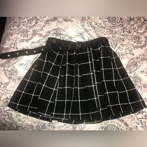 Black & White Plaid Pleated Skirt With Grommet Belt Size: M